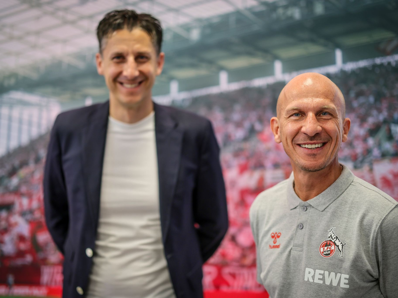 Bei der Vorstellung des Trainers im Juni 2024 gab es noch viel zu lachen, nun sollen Geschäftsführer Christian Keller und Trainer Gerhard Struber beim 1. FC Köln freigestellt worden sein.    - Foto: Christoph Reichwein/dpa