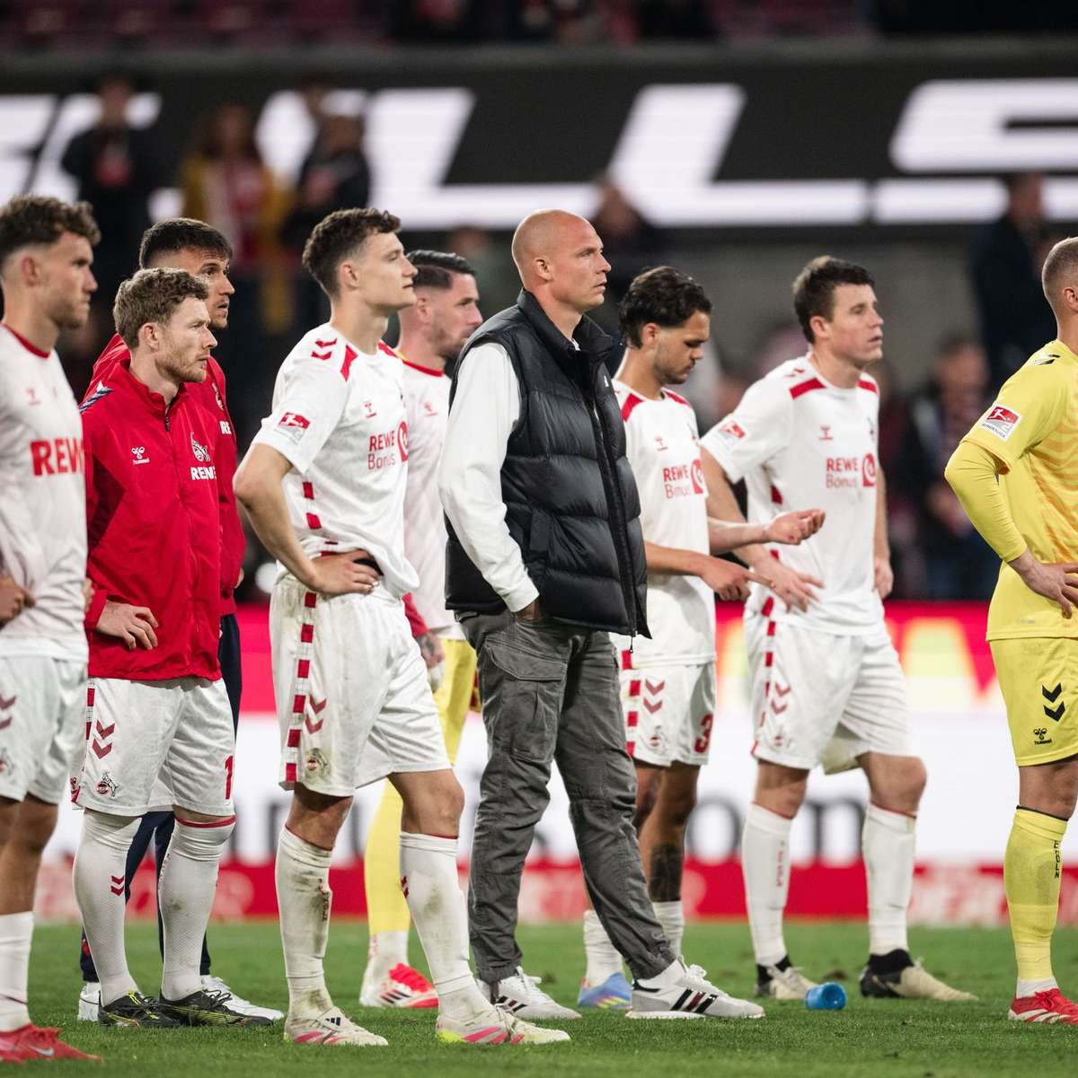Trübe Stimmung beim 1. FC Köln nach dem Unentschieden gegen Regensburg.  - Foto: Marius Becker/dpa