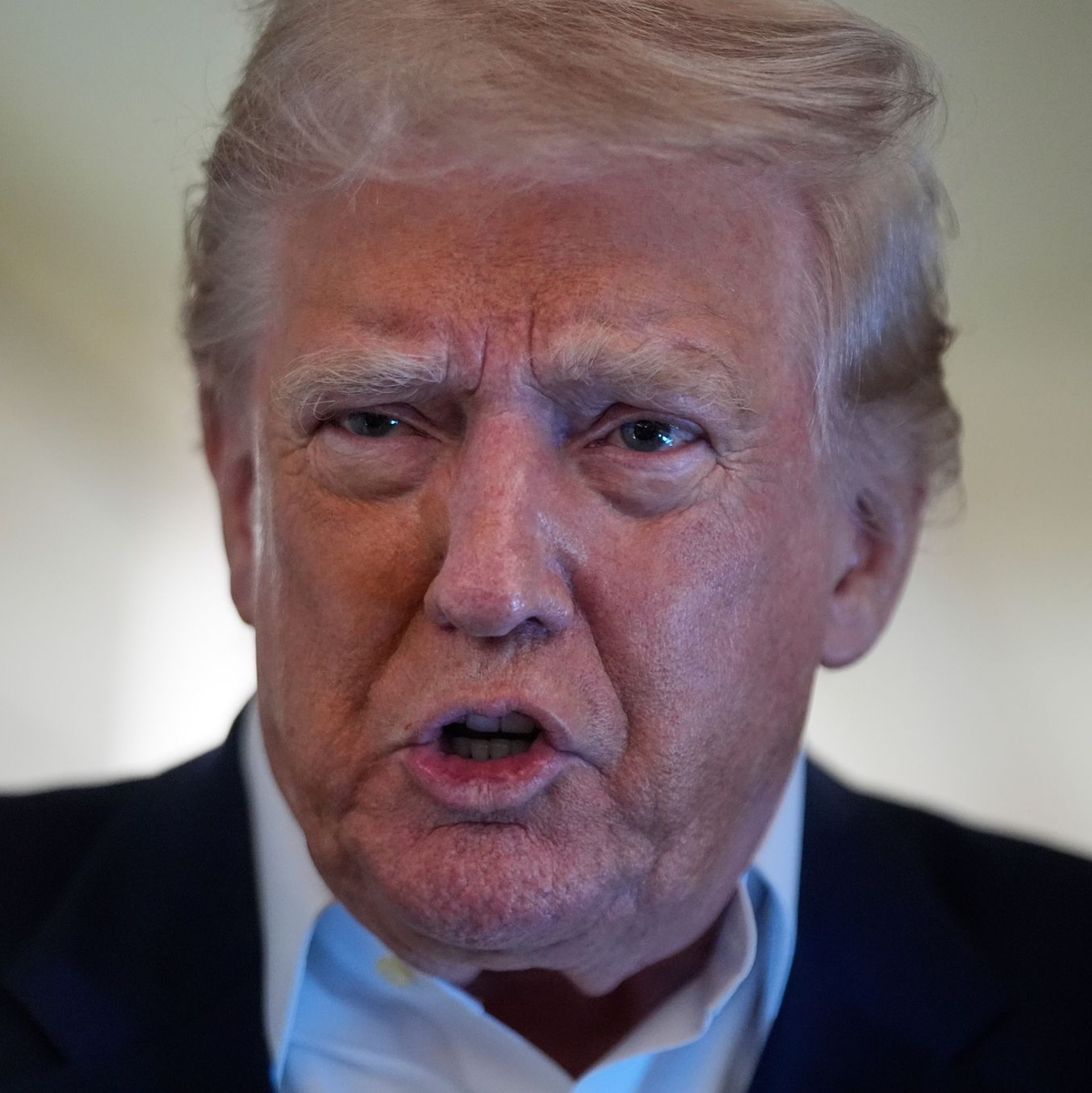 Trump äußert sein Unverständnis über das Handeln von Putin mit Blick auf die jüngsten massiven Drohnenangriffe.  - Foto: Manuel Balce Ceneta/AP/dpa