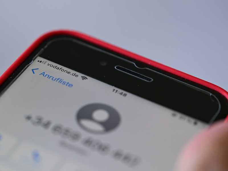 Ein Anruf aus Spanien, den man so gar nicht erwartet? Gut möglich, dass es sich um Betrüger handelt - wie hier auf einem Handy mit Vodafone-Vertrag. - Foto: Wolf von Dewitz/dpa