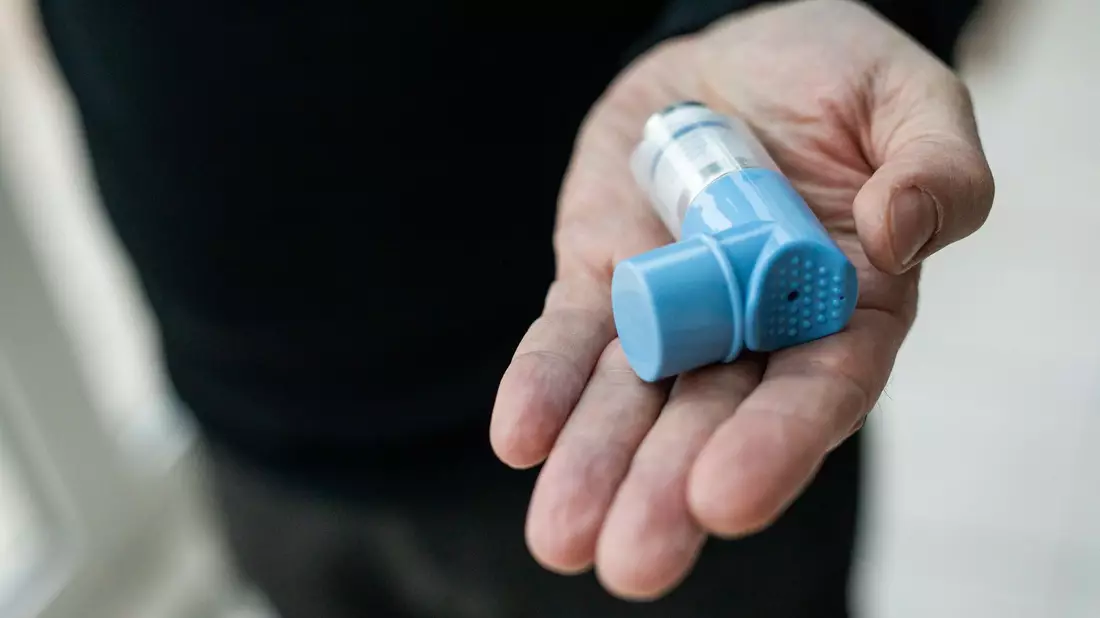 So ein Spray haben die meisten Asthmatiker immer dabei. (Archivbild) - Bild: Philipp von Ditfurth/dpa