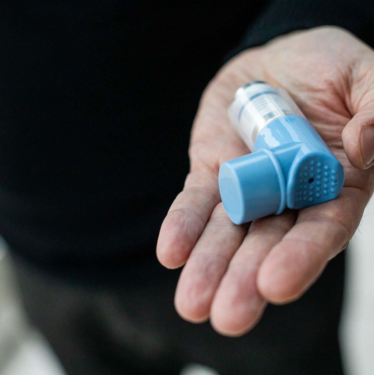 So ein Spray haben die meisten Asthmatiker immer dabei. (Archivbild) - Foto: Philipp von Ditfurth/dpa