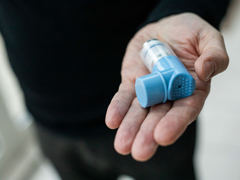 So ein Spray haben die meisten Asthmatiker immer dabei. (Archivbild) - Foto: Philipp von Ditfurth/dpa