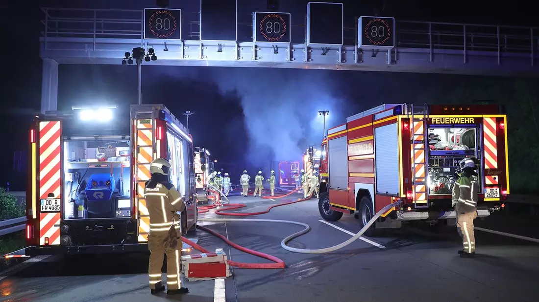 FW Dresden: Zwei Brandeinsätze zur selben Zeit fordern die Freuerwehr Dresden - Bild: presseportal.de