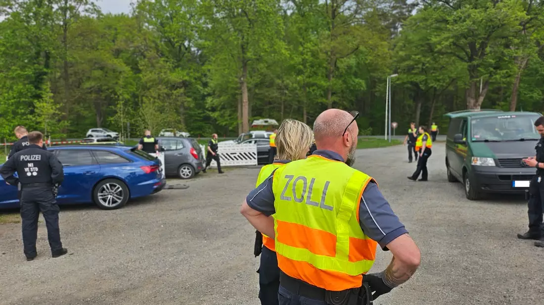 POL-CUX: Gemeinsame Verkehrskontrolle mit Einsatzkräften der Polizeiinspektion Stade und dem Zoll - Zielrichtung Verkehrstüchtigkeit - Zahlreiche Verstöße festgestellt (Foto im Anhang) - Bild: presseportal.de