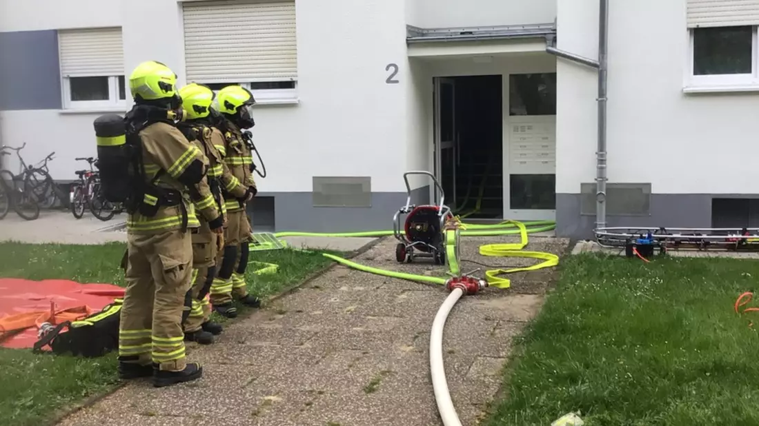 FW Paderborn: Wohnungsbrand mit Menschenleben in Gefahr in Paderborn-Schloß Neuhaus - Bild: presseportal.de