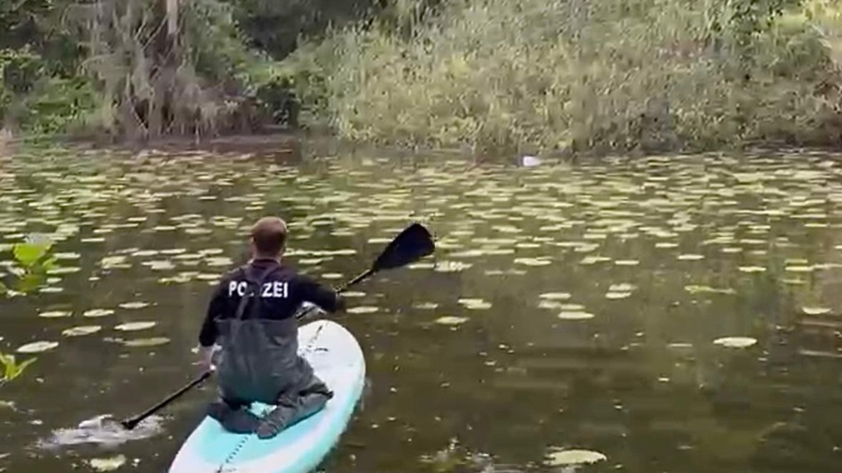 POL-HI: Gegenstand treibt im Wasser - Polizeibeamter zeigt Initiative - Foto: presseportal.de