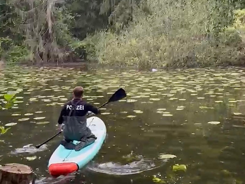 POL-HI: Gegenstand treibt im Wasser - Polizeibeamter zeigt Initiative - Foto: presseportal.de