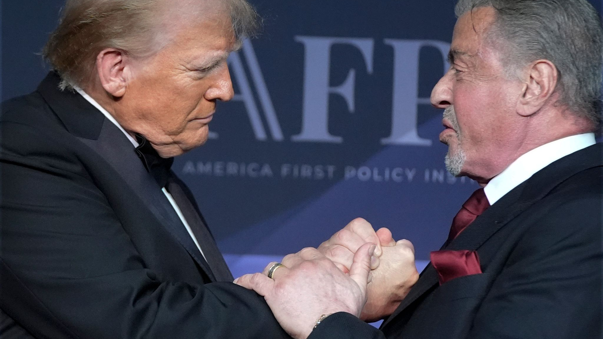 Zwei, die sich gern haben: US-Präsident Donald Trump und Actionfilm-Ikone Sylvester Stallone, (Archivbild) - Foto: Alex Brandon/AP/dpa