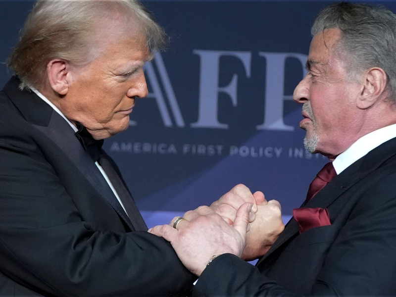 Zwei, die sich gern haben: US-Präsident Donald Trump und Actionfilm-Ikone Sylvester Stallone, (Archivbild) - Foto: Alex Brandon/AP/dpa