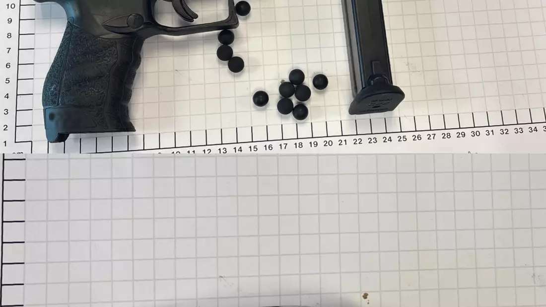 BPOL NRW: Bundespolizei beschlagnahmt Schreckschusspistole und Einhandmesser - Bild: presseportal.de