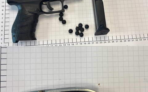 BPOL NRW: Bundespolizei beschlagnahmt Schreckschusspistole und Einhandmesser - Foto: presseportal.de