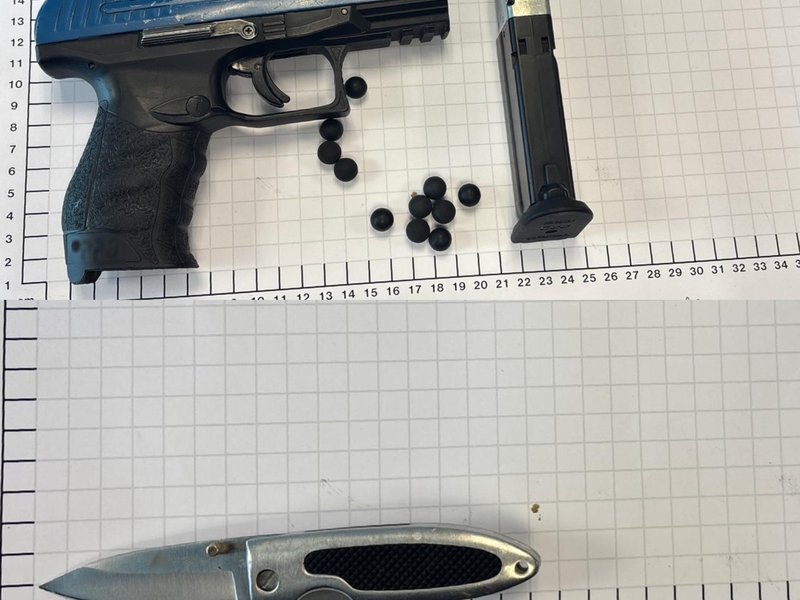 BPOL NRW: Bundespolizei beschlagnahmt Schreckschusspistole und Einhandmesser - Foto: presseportal.de