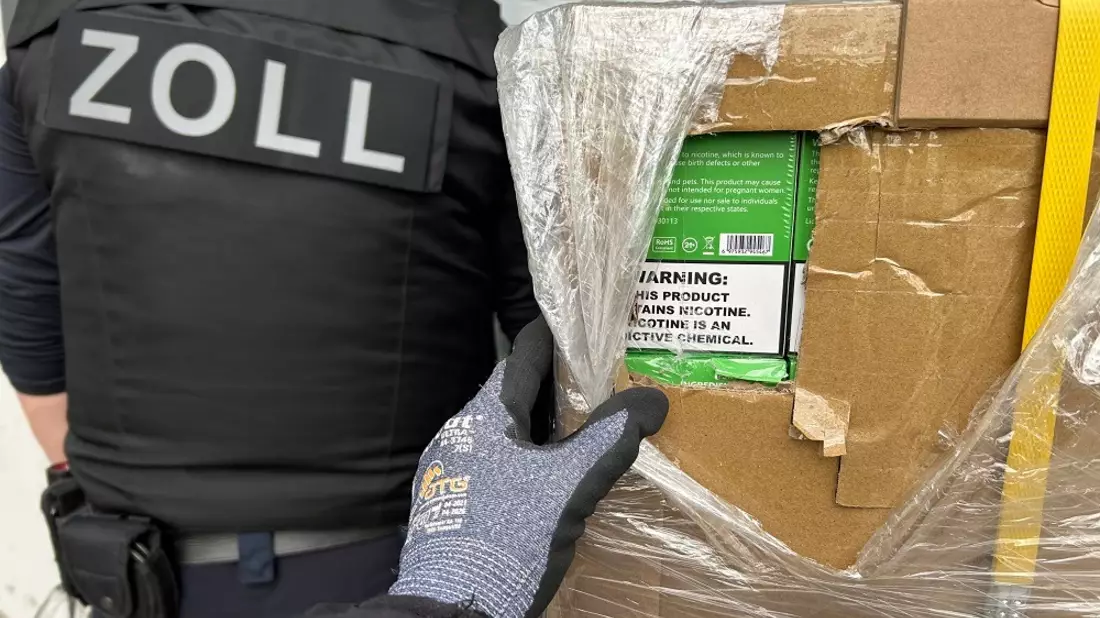 ZOLL-M: Bayerische Rekordsicherstellung von 250.000 Stück geschmuggelten E-Zigaretten - zwei Tatverdächtige in Untersuchungshaft. - Bild: presseportal.de