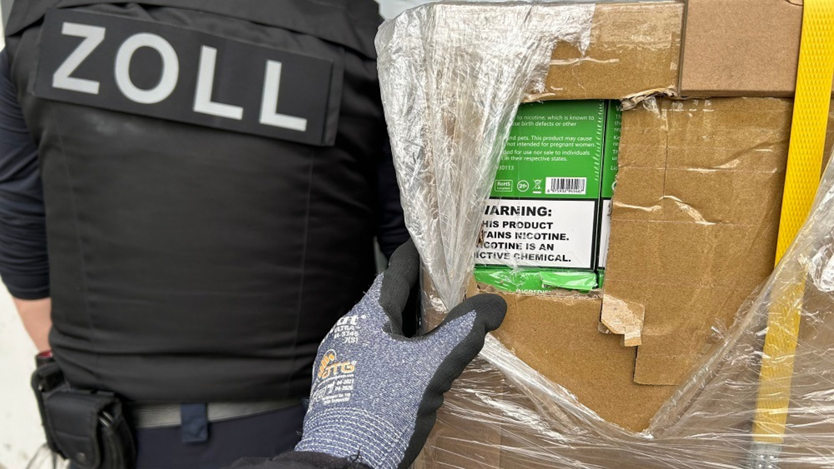 ZOLL-M: Bayerische Rekordsicherstellung von 250.000 Stück geschmuggelten E-Zigaretten - zwei Tatverdächtige in Untersuchungshaft. - Foto: presseportal.de