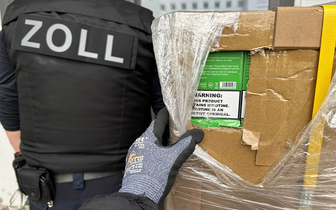 ZOLL-M: Bayerische Rekordsicherstellung von 250.000 Stück geschmuggelten E-Zigaretten - zwei Tatverdächtige in Untersuchungshaft. - Foto: presseportal.de