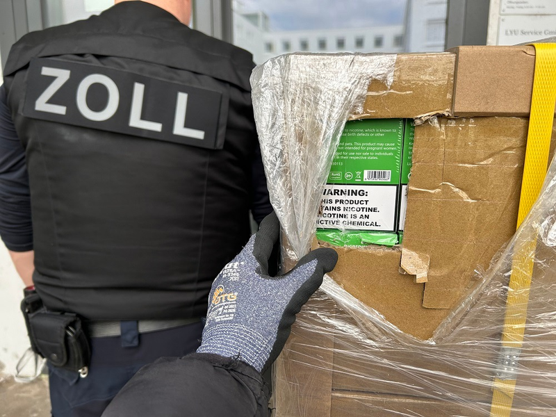 ZOLL-M: Bayerische Rekordsicherstellung von 250.000 Stück geschmuggelten E-Zigaretten - zwei Tatverdächtige in Untersuchungshaft. - Foto: presseportal.de