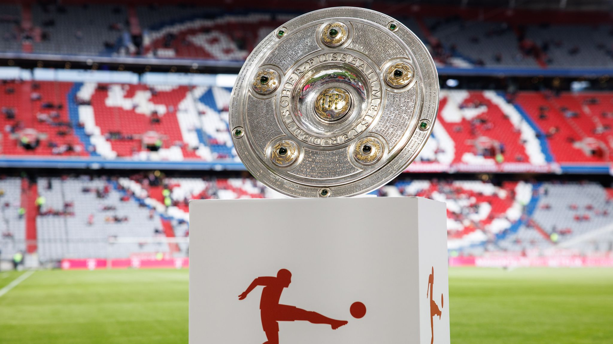 Die Meisterschale kehrt zurück nach München - und zwar am kommenden Samstag. - Foto: Matthias Balk/dpa
