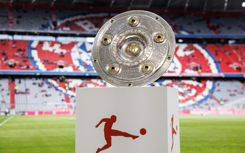 Die Meisterschale kehrt zurück nach München - und zwar am kommenden Samstag. - Foto: Matthias Balk/dpa