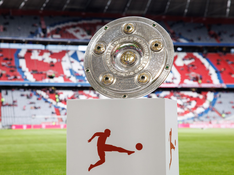 Die Meisterschale kehrt zurück nach München - und zwar am kommenden Samstag. - Foto: Matthias Balk/dpa