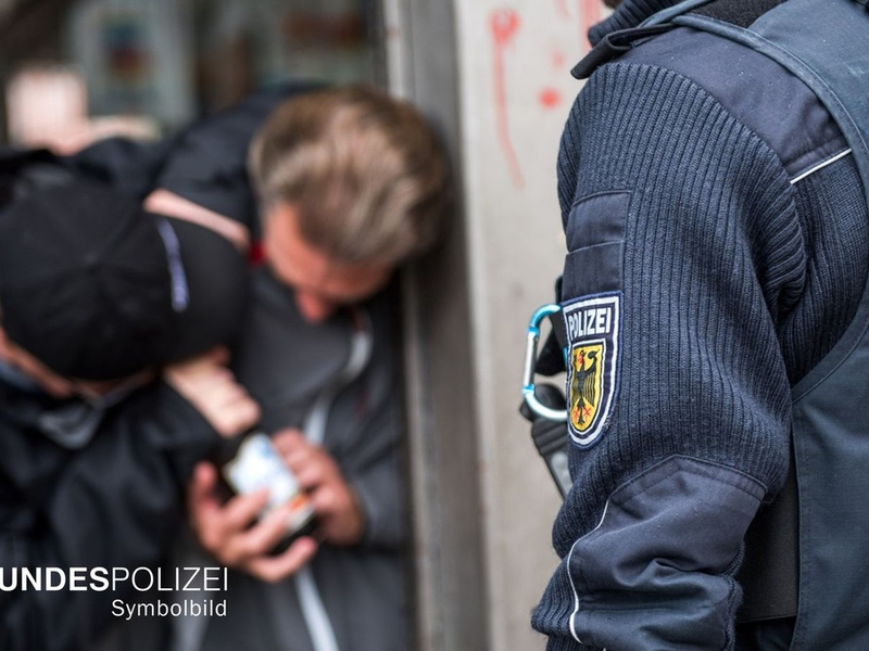 Bundespolizeidirektion München: Bierflaschenwürfe am Hauptbahnhof - Pech für couragiert Einschreitenden - Foto: presseportal.de