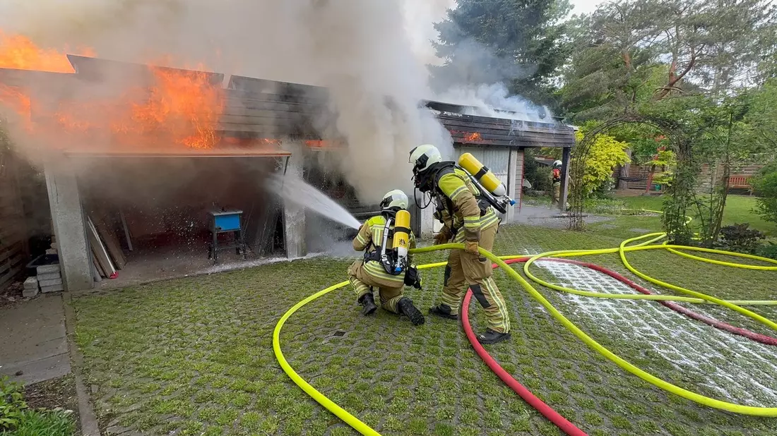 FW Dresden: Garagenbrand droht sich auf Nachbargebäude auszubreiten - Bild: presseportal.de