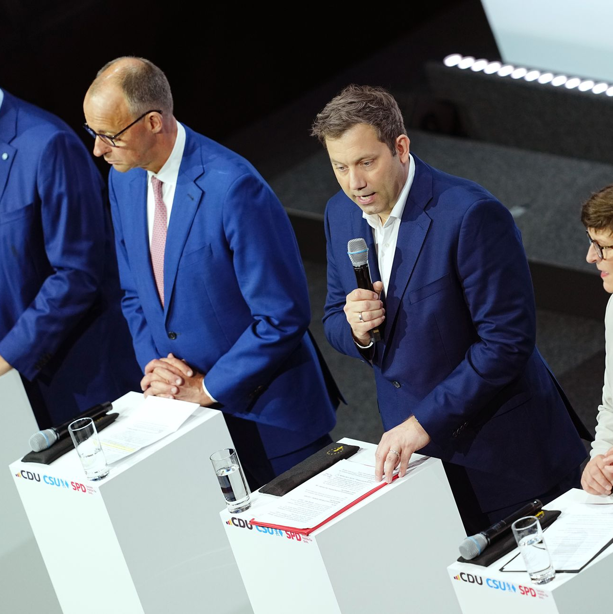 Die Spitzen von Union und SPD haben ihre Unterschriften unter den Koalitionsvertrag gesetzt. - Foto: Kay Nietfeld/dpa