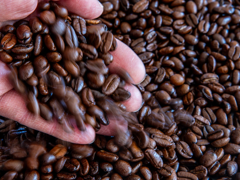Die Polizei ermittelt nun zu den genauen Umständen der Kaffee-Diebstähle im Landkreis Passau. (Symbolbild) - Foto: Jens Büttner/dpa