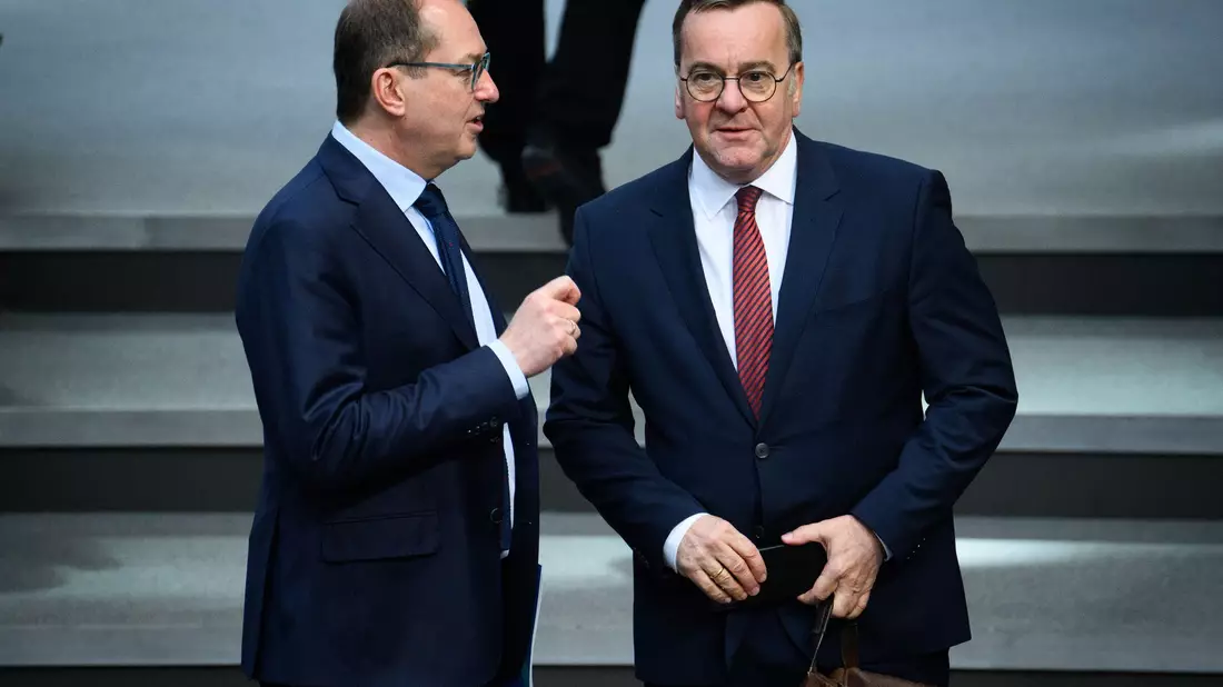 Zwei mit Erfahrung als Bundesminister: Alexander Dobrindt (l, CSU) und Boris Pistorius (SPD). (Archivbild) - Bild: Bernd von Jutrczenka/dpa