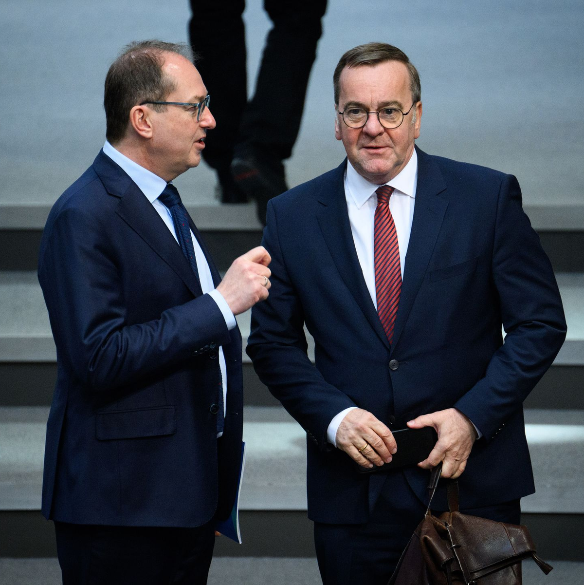 Zwei mit Erfahrung als Bundesminister: Alexander Dobrindt (l, CSU) und Boris Pistorius (SPD). (Archivbild) - Foto: Bernd von Jutrczenka/dpa