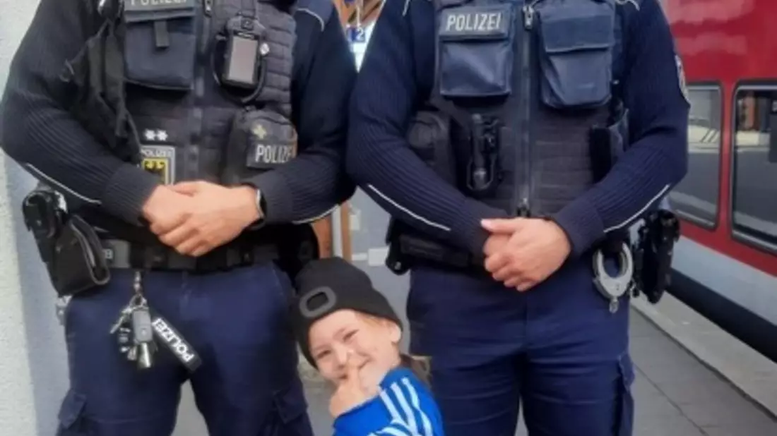 BPOL-FL: Vierjähriges Kind steigt allein in den Zug - Glückliche Familienzusammenführung - Bild: presseportal.de