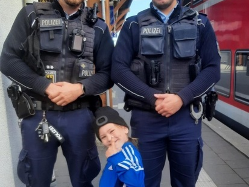 BPOL-FL: Vierjähriges Kind steigt allein in den Zug - Glückliche Familienzusammenführung - Foto: presseportal.de
