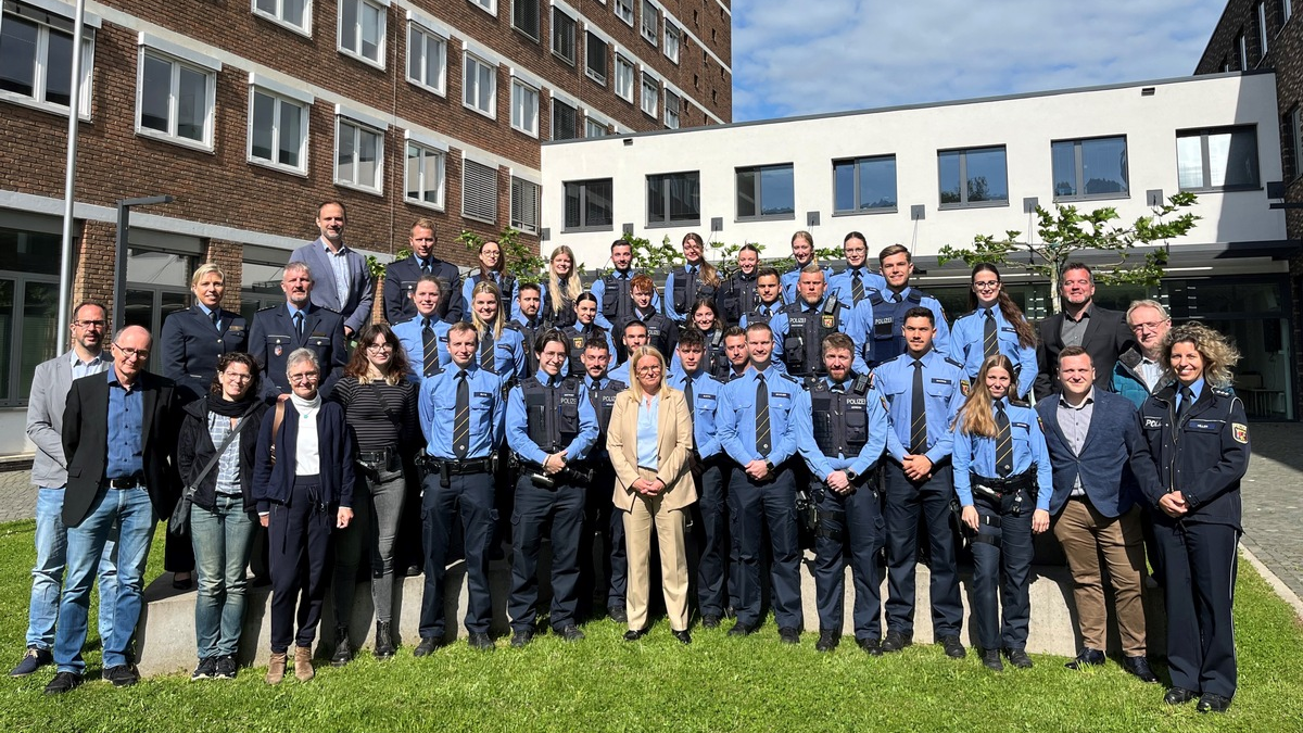 POL-PPTR: 33 Mal Verstärkung: Die Polizeipräsidentin begrüßt neue Mitarbeiterinnen und Mitarbeiter - Foto: presseportal.de