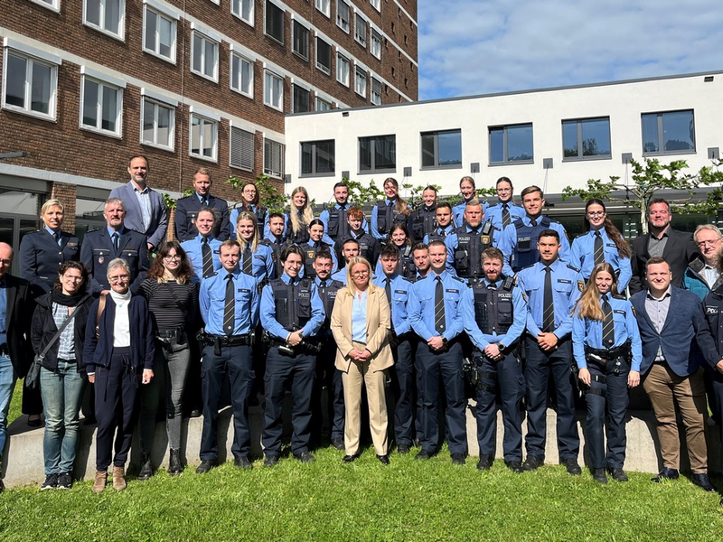 POL-PPTR: 33 Mal Verstärkung: Die Polizeipräsidentin begrüßt neue Mitarbeiterinnen und Mitarbeiter - Foto: presseportal.de