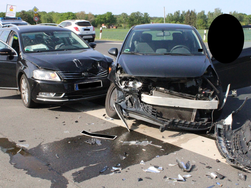 POL-MI: Airbags ausgelöst - zwei Pkw kollidieren auf Kreuzung - Foto: presseportal.de