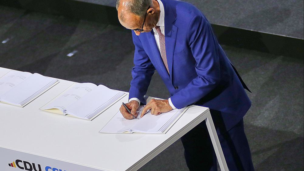 Friedrich Merz bei Unterzeichnung des Koalitionsvertrag am 05.05.2025 - Foto: über dts Nachrichtenagentur