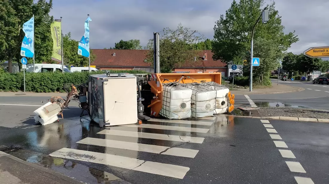 POL-HK: Hodenhagen: Reinigungsfahrzeug kippt um (FOTO); Neuenkirchen/Schneverdingen: Alkoholisierte E-Scooter-Fahrer; Walsrode: Schwerer Verkehrsunfall - Bild: presseportal.de