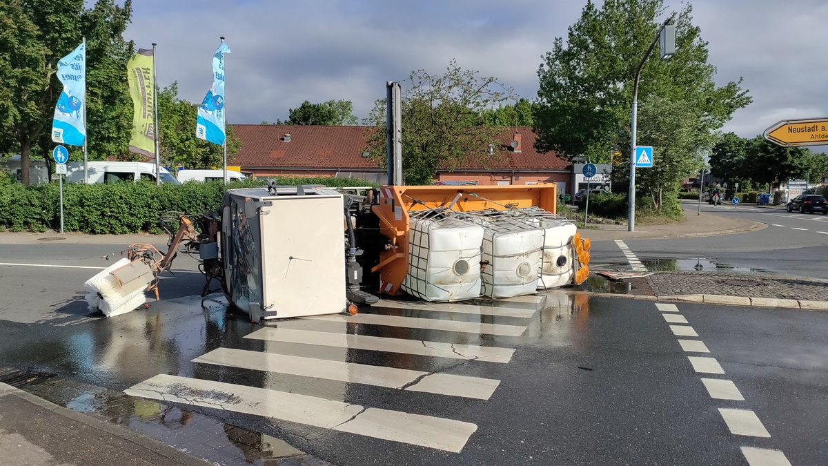 POL-HK: Hodenhagen: Reinigungsfahrzeug kippt um (FOTO); Neuenkirchen/Schneverdingen: Alkoholisierte E-Scooter-Fahrer; Walsrode: Schwerer Verkehrsunfall - Foto: presseportal.de
