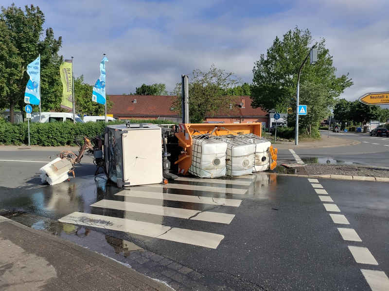 POL-HK: Hodenhagen: Reinigungsfahrzeug kippt um (FOTO); Neuenkirchen/Schneverdingen: Alkoholisierte E-Scooter-Fahrer; Walsrode: Schwerer Verkehrsunfall - Foto: presseportal.de