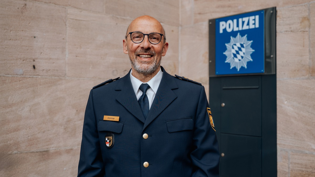 POL-MFR: (471) Chef der uniformierten Polizei Mittelfrankens, Leitender Polizeidirektor Herbert Donner, verabschiedet sich in den Ruhestand - Foto: presseportal.de