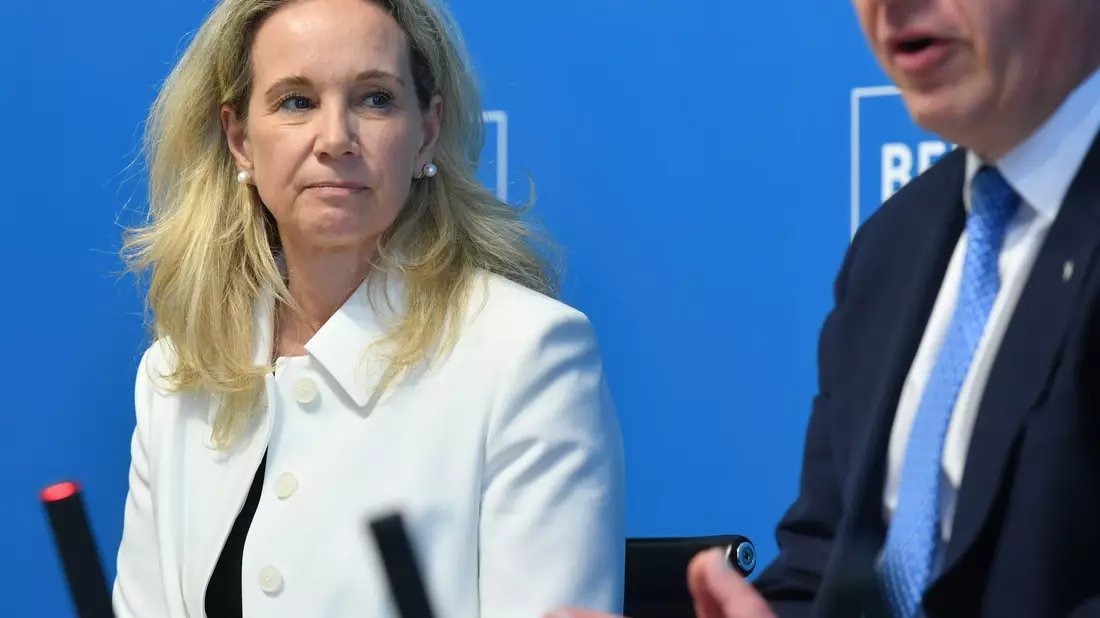 Berlins Regierender Bürgermeister Kai Wegner (CDU) hält Sarah Wedl-Wilson für die genau Richtige für das Senatorenamt.  - Bild: Paul Zinken/dpa