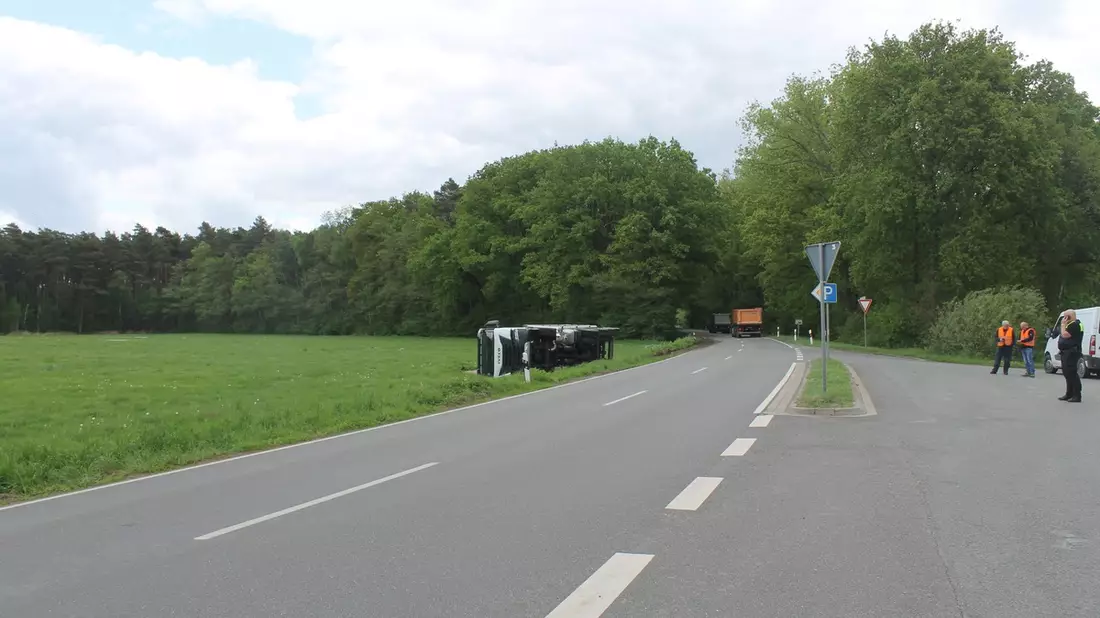 POL-NI: Sattelzug mit angehängtem Auflieger kippt nach Beinaheunfall im Seitenraum um - Bild: presseportal.de