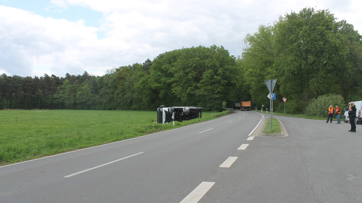POL-NI: Sattelzug mit angehängtem Auflieger kippt nach Beinaheunfall im Seitenraum um - Foto: presseportal.de