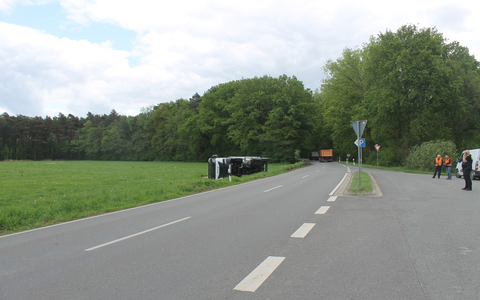 POL-NI: Sattelzug mit angehängtem Auflieger kippt nach Beinaheunfall im Seitenraum um - Foto: presseportal.de