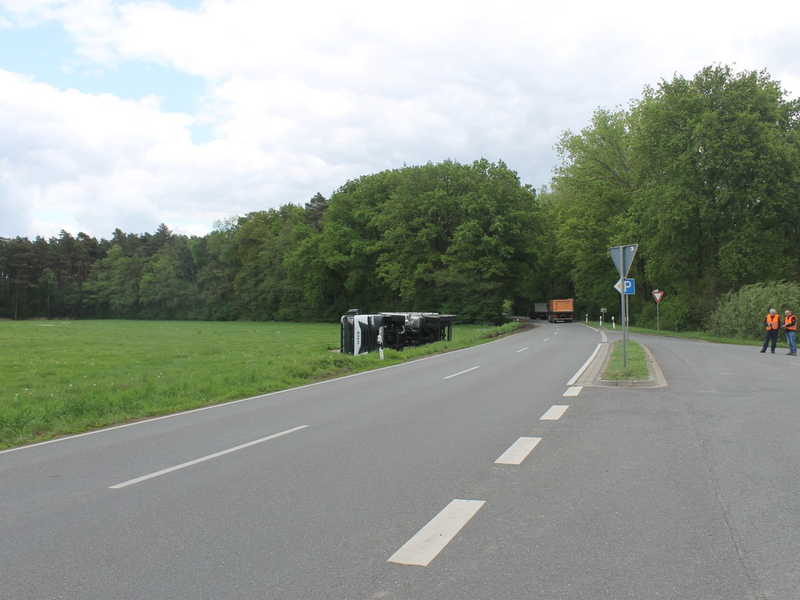POL-NI: Sattelzug mit angehängtem Auflieger kippt nach Beinaheunfall im Seitenraum um - Foto: presseportal.de