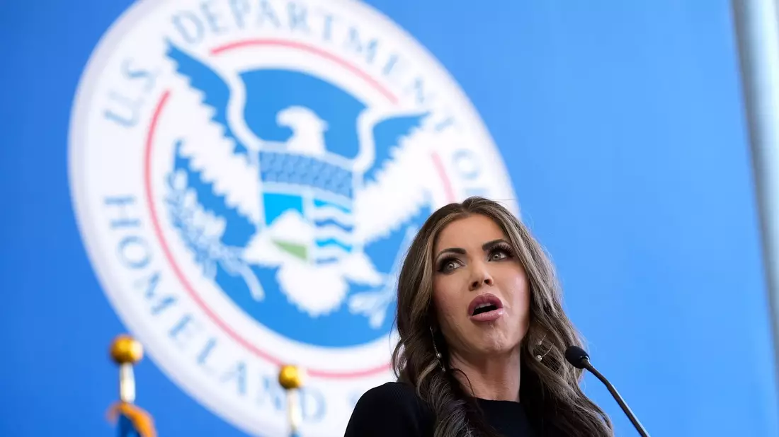 US-Heimatschutzministerin Noem wirbt für «Selbstabschiebung». (Archivbild)  - Bild: Manuel Balce Ceneta/AP Pool/AP/dpa