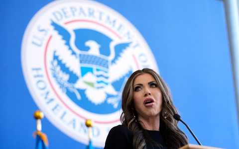 US-Heimatschutzministerin Noem wirbt für «Selbstabschiebung». (Archivbild)  - Foto: Manuel Balce Ceneta/AP Pool/AP/dpa