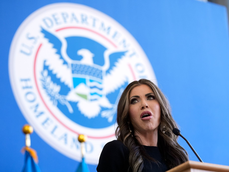 US-Heimatschutzministerin Noem wirbt für «Selbstabschiebung». (Archivbild)  - Foto: Manuel Balce Ceneta/AP Pool/AP/dpa