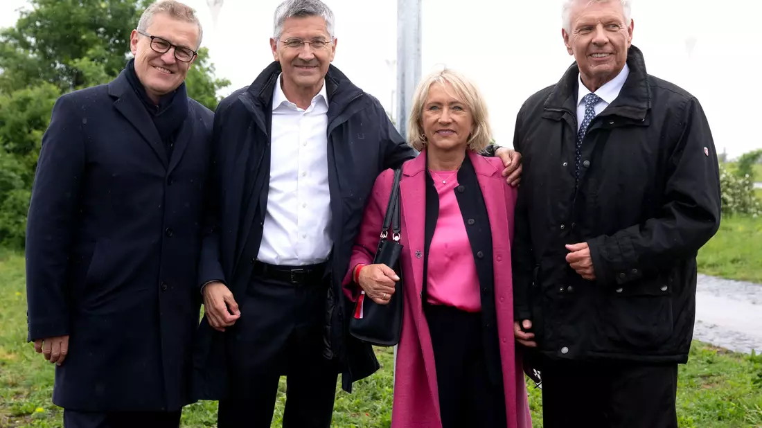 Jan-Christian Dreesen, Herbert Hainer, Heidi Beckenbauer und Münchens Oberbürgermeister Dieter Reiter kamen zur Einweihung des Franz-Beckenbauer-Platzes an der Allianz Arena. - Bild: Sven Hoppe/dpa