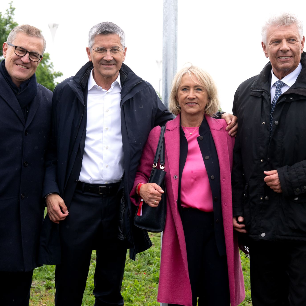 Jan-Christian Dreesen, Herbert Hainer, Heidi Beckenbauer und Münchens Oberbürgermeister Dieter Reiter kamen zur Einweihung des Franz-Beckenbauer-Platzes an der Allianz Arena. - Foto: Sven Hoppe/dpa